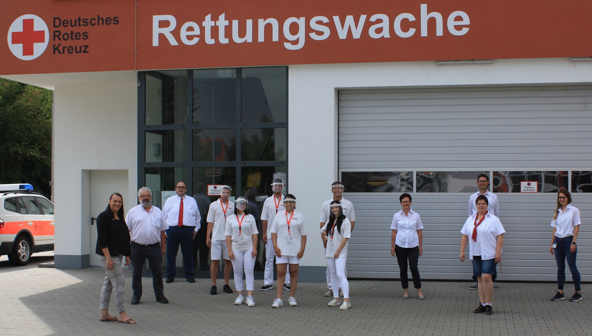 Mitarbeiter der DRK-Kreisgeschäftsstelle und die Werber vor der DRK-Rettungswache in Tauberbischofsheim.